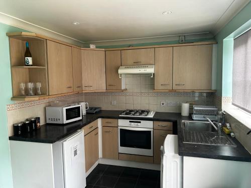 Brades Rise House - 3 bedroom house with 2 toilets with a private garden photo 14