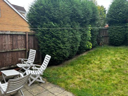 Brades Rise House - 3 bedroom house with 2 toilets with a private garden photo 13
