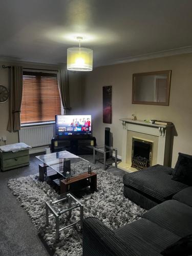 Brades Rise House - 3 bedroom house with 2 toilets with a private garden photo 12