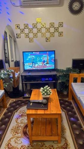 a living room with a tv and a coffee table at Sunny Villa in Angeles
