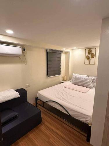 a small bedroom with a bed and a window at Sunny Villa in Angeles