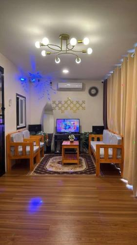 a living room with two chairs and a tv at Sunny Villa in Angeles