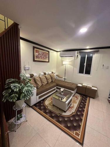 a living room with a couch and a table at Sunny Villa in Angeles
