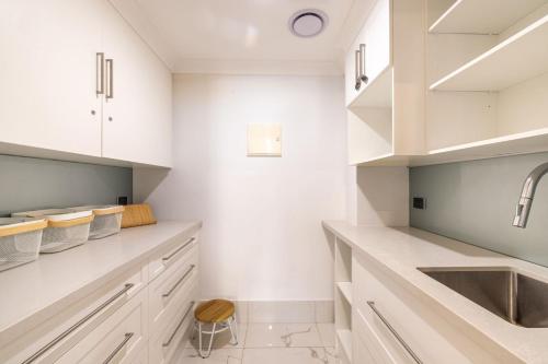 Η κουζίνα ή μικρή κουζίνα στο The Moorings 22, 4 Cromarty Rd - stunning townhouse with water views