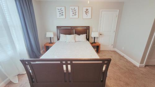 Katil atau katil-katil dalam bilik di Spacious Wilmington Retreat