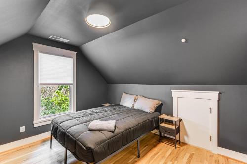 En eller flere senge i et værelse på 12 South Neighborhood Home with Modern Flair!
