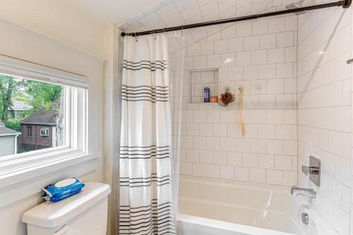 Et badeværelse på 12 South Neighborhood Home with Modern Flair!