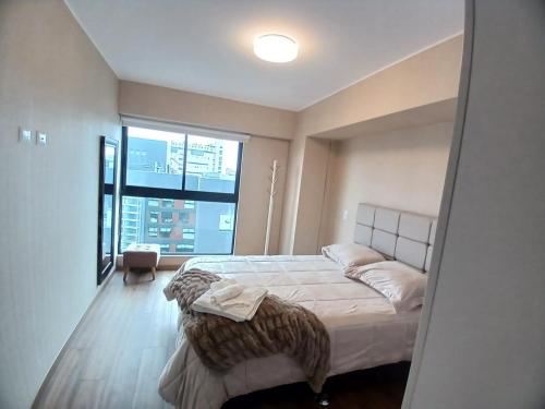 BRAND NEW BEDROOMS near the heart of MIraflores房間的床