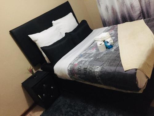 Un ou plusieurs lits dans un hébergement de l'établissement KwaMgozimba guest house 1 Room3 or 5