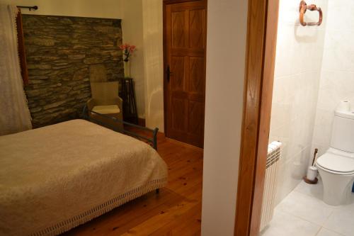 سرير أو أسرّة في غرفة في Casa de Onor