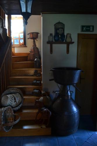 a room with a staircase with a bowl on the floor at Casa de Onor in Rio de Onor