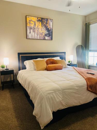 a bedroom with a large white bed with two lamps at Vibrant Oasis in the Heart of Midtown & Downtown in Houston