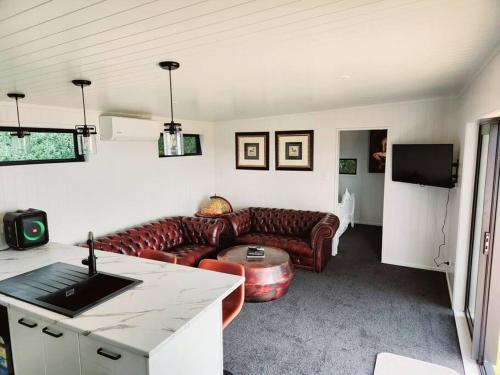 Gallery image of Romantic Lakeside Cabin 1hr AKL in Waiterimu