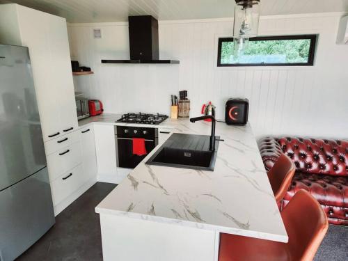 Gallery image of Romantic Lakeside Cabin 1hr AKL in Waiterimu