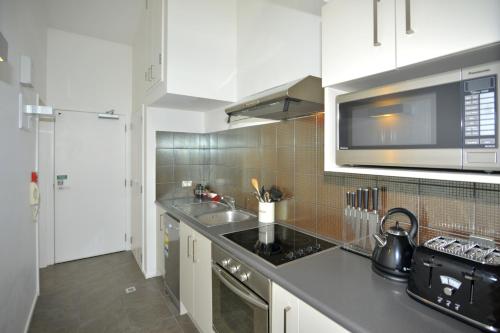 Cucina o angolo cottura di Southwark Hotel & Apartments