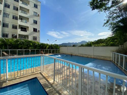 Πισίνα στο ή κοντά στο Alugo apartamento temporada 6,5km do Rock in Rio