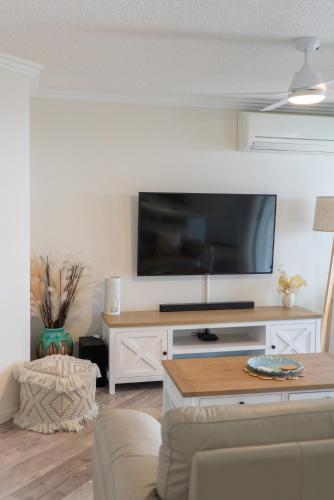 Ocean Vista On Alexにあるテレビまたはエンターテインメントセンター