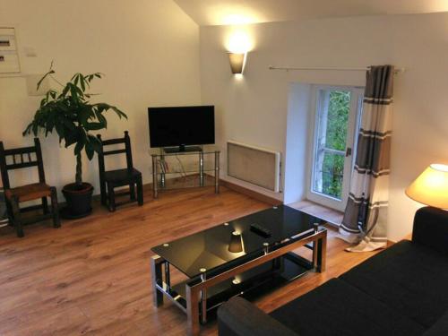 uma sala de estar com um sofá e uma mesa de centro em Domaine De Marguerite em Janvry