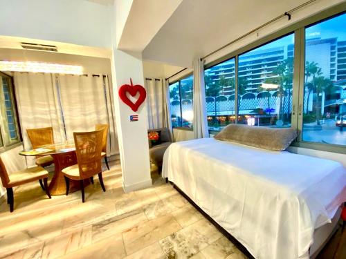 Un pat sau paturi într-o cameră la In the heart of Condado a 2 Bedroom Apartment Balcony