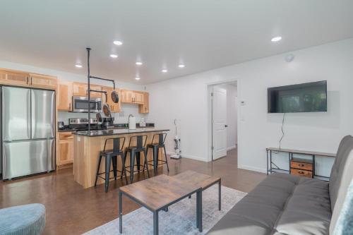 a living room with a couch and a kitchen at The Executive Southernwind Suite 2.0 in Fairbanks