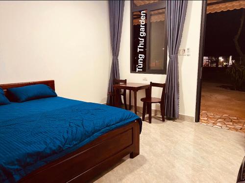 Una cama o camas en una habitación de Tùng Thư Garden