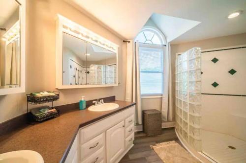 Koupelna v ubytování Cozy lake front home with beach