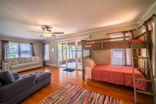 Postel nebo postele na pokoji v ubytování Cozy lake front home with beach