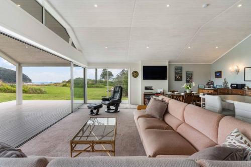 Televisyen dan/atau pusat hiburan di Seaview Escape - Beachfront Home