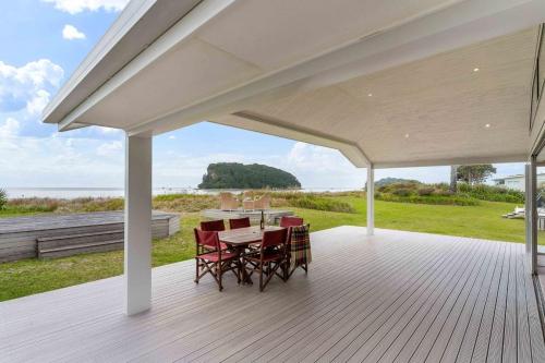 Balkoni atau teres di Seaview Escape - Beachfront Home