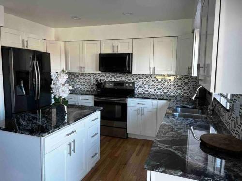 Charming Broomfield Home Close To Everything!にあるキッチンまたは簡易キッチン