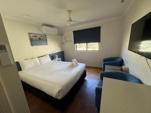 Una cama o camas en una habitación de Toreador Motel