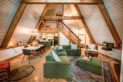 Istumisnurk majutusasutuses Big Mountain View! Downtown Gatlinburg Chalet Village! Hot Tub! Fan Favorite! AFrame Dreams! Magazine-Featured! Stunning Interiors! Little Green Cabin