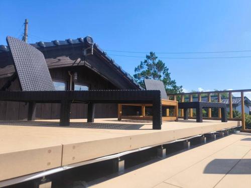 a row of chairs sitting on top of a building at INN Kumihama 丹後 一棟貸し 海の宿 INN久美浜 in Kyotango