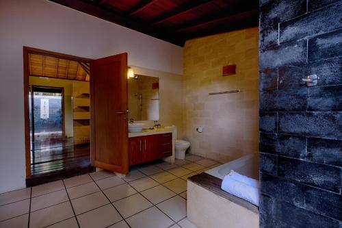 Ένα μπάνιο στο Ketewel Villa by Sanga Sanga Hospitality