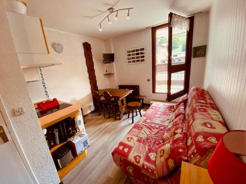 Petit studio à 250 m des pistes avec balcon au centre de La Clusaz - FR-1-459-233