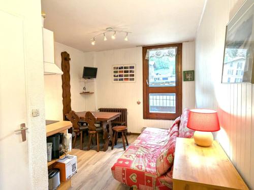 un salon avec un canapé et une table dans l'établissement Petit studio à 250 m des pistes avec balcon au centre de La Clusaz - FR-1-459-233, à La Clusaz