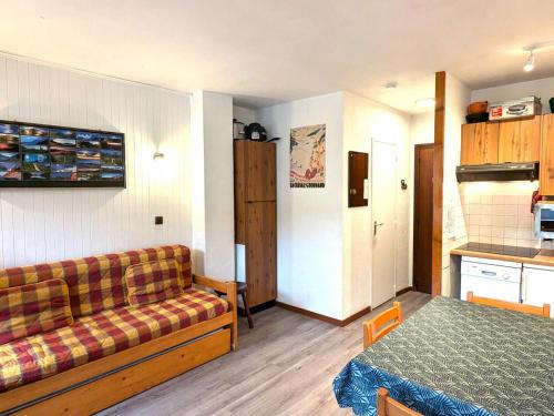 un salon avec un canapé et une cuisine dans l'établissement Appartement 1 chambre centre village, proche Bossonnet - FR-1-459-232, à La Clusaz