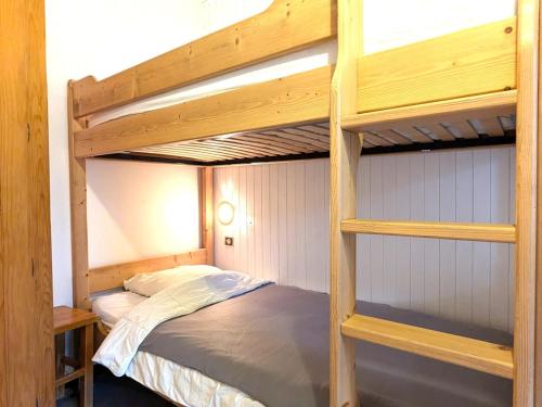 Ce lit superposé se trouve dans une petite chambre dotée de lits superposés. dans l'établissement Appartement 1 chambre centre village, proche Bossonnet - FR-1-459-232, à La Clusaz