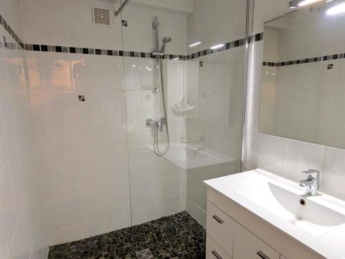 une salle de bain blanche avec une douche et un lavabo dans l'établissement Appartement 1 chambre centre village, proche Bossonnet - FR-1-459-232, à La Clusaz