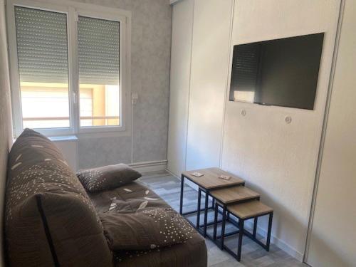 un salon avec un canapé et une table dans l'établissement Appartement F2 rénové centre-ville proche cures - FR-1-703-192, à Amélie-les-Bains-Palalda