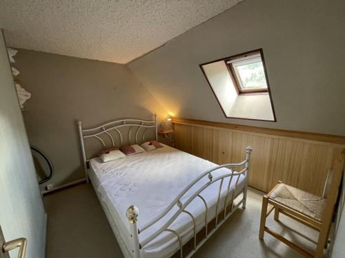 une chambre avec un lit blanc avec une fenêtre dans l'établissement Duplex moderne avec balcon, proche pistes, 2 chambres - FR-1-787-77, à Laveissière