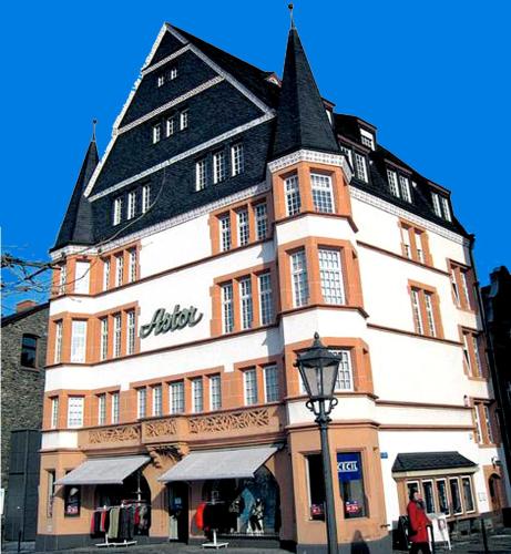 a large building with a black and white at Ferienwohnung Oliver92 in Bernkastel-Kues
