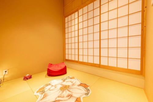 a room with a red bag on the floor at 三十三Tuchi in Kyoto