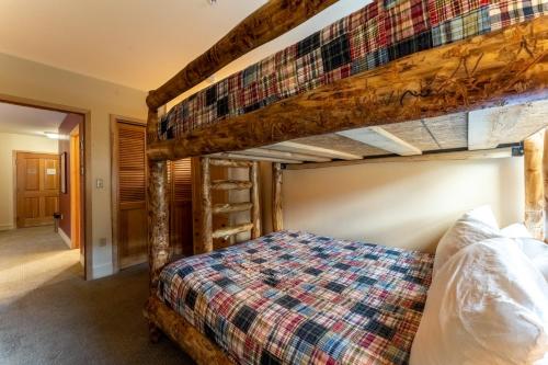 Postel nebo postele na pokoji v ubytování Silver Mill #8274 by Summit County Mountain Retreats