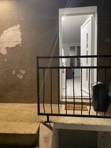 d'un balcon avec une porte en face d'une porte. dans l'établissement studio a louer, à Épinay-sur-Seine