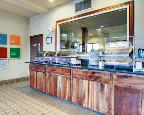 a kitchen with a counter with a large mirror at Clarion Suites Vidalia Riverfront in Vidalia