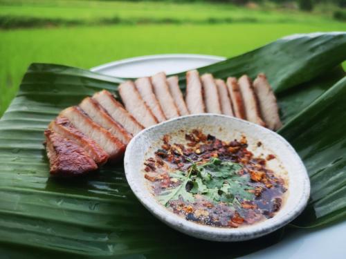 a plate of different types of food on a banana leaf at PANAKLUEA Cottage & Crafts - พนาเกลือ in Ban Kham