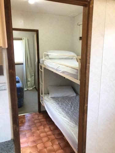 Ένα ή περισσότερα κρεβάτια σε δωμάτιο στο Coachstop Caravan Park