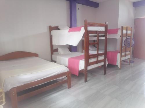Postel nebo postele na pokoji v ubytování Ayahuasca Hostel