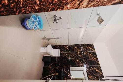 BnBBuddy Serenity Villa with Pool, Udaipurにあるバスルーム